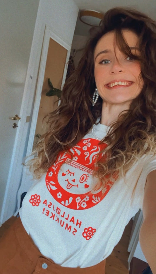 Halløjsa Smukke T-Shirt: Retro Danish Coffee Art for Your Wardrobe! - Dominique